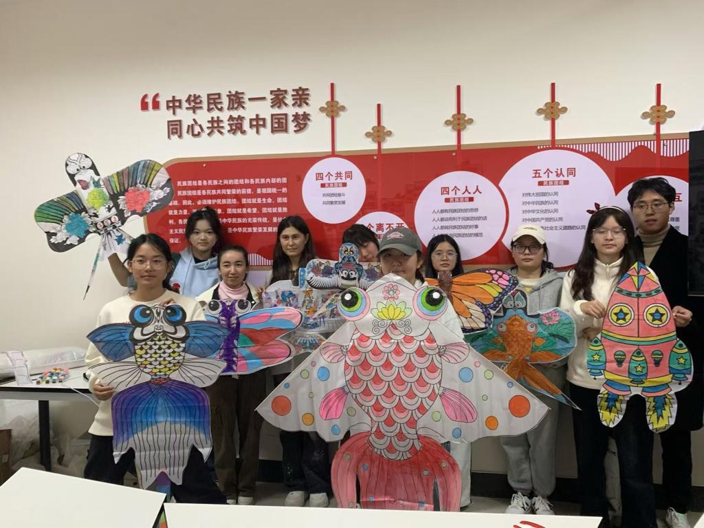 放飛夢(mèng)想，共繪青春——我校組織學(xué)生開(kāi)展“一站式”紙鳶藝術(shù)體驗(yàn)活動(dòng)